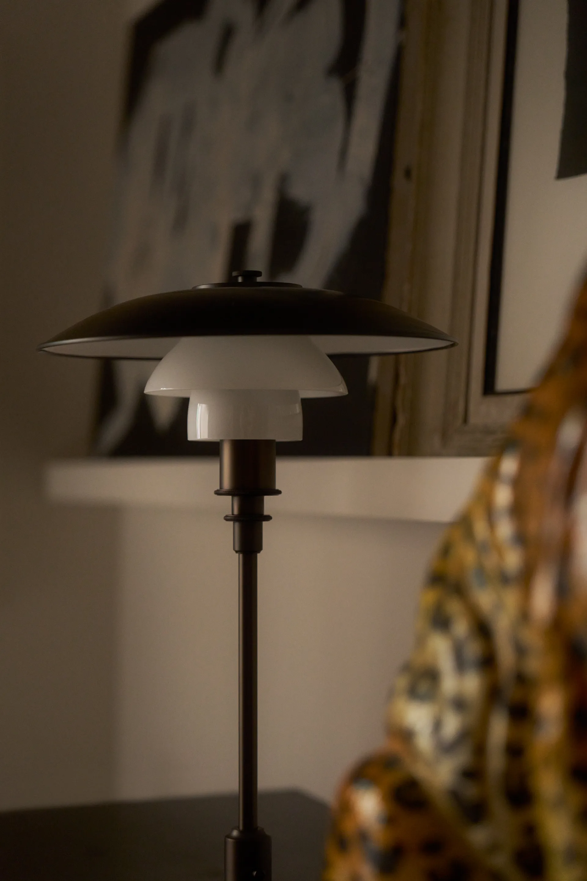 Lampe de table PH 3/2 Luna, Aged brass-verre opale Louis Poulsen