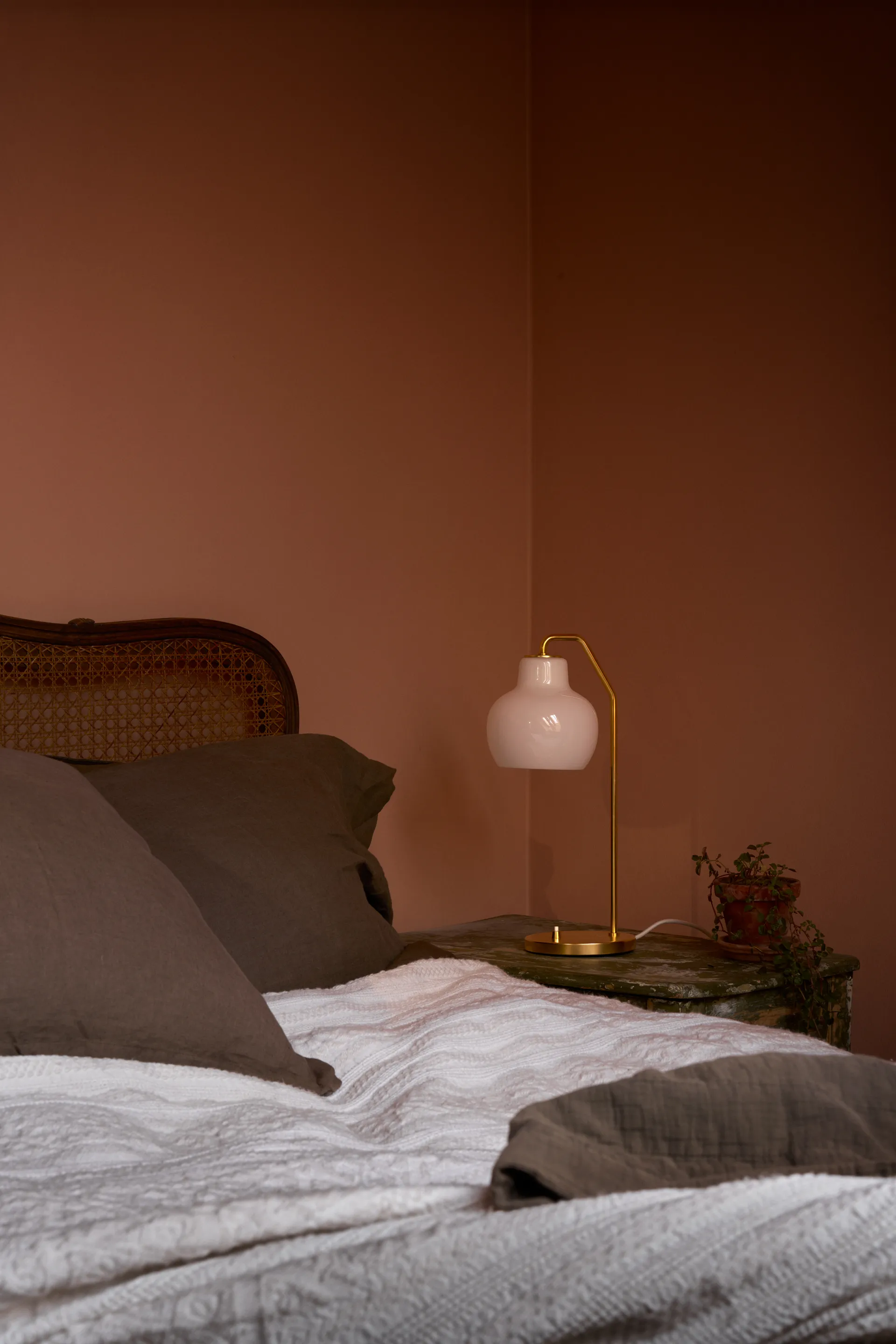 Lampe de table VL Ring Crown Ø15 cm, Laiton-verre opale Louis Poulsen