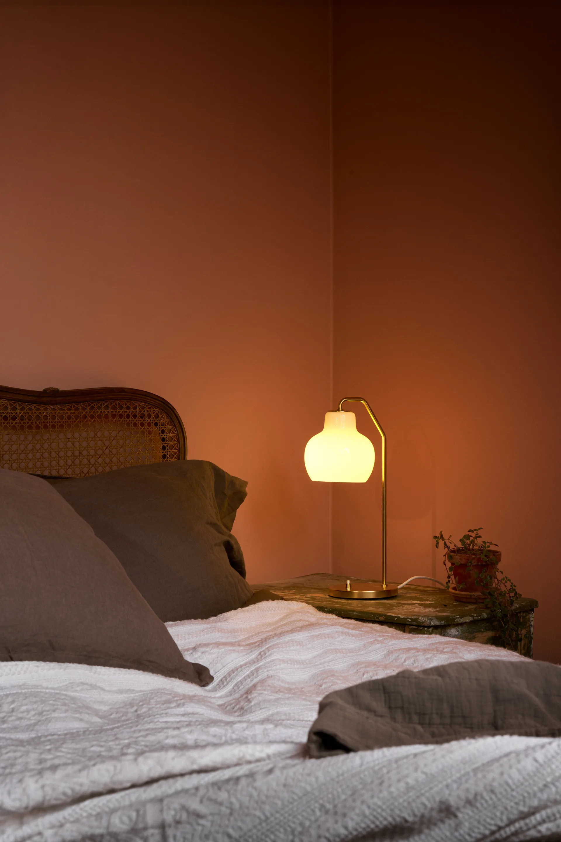 Lampe de table VL Ring Crown Ø15 cm, Laiton-verre opale Louis Poulsen