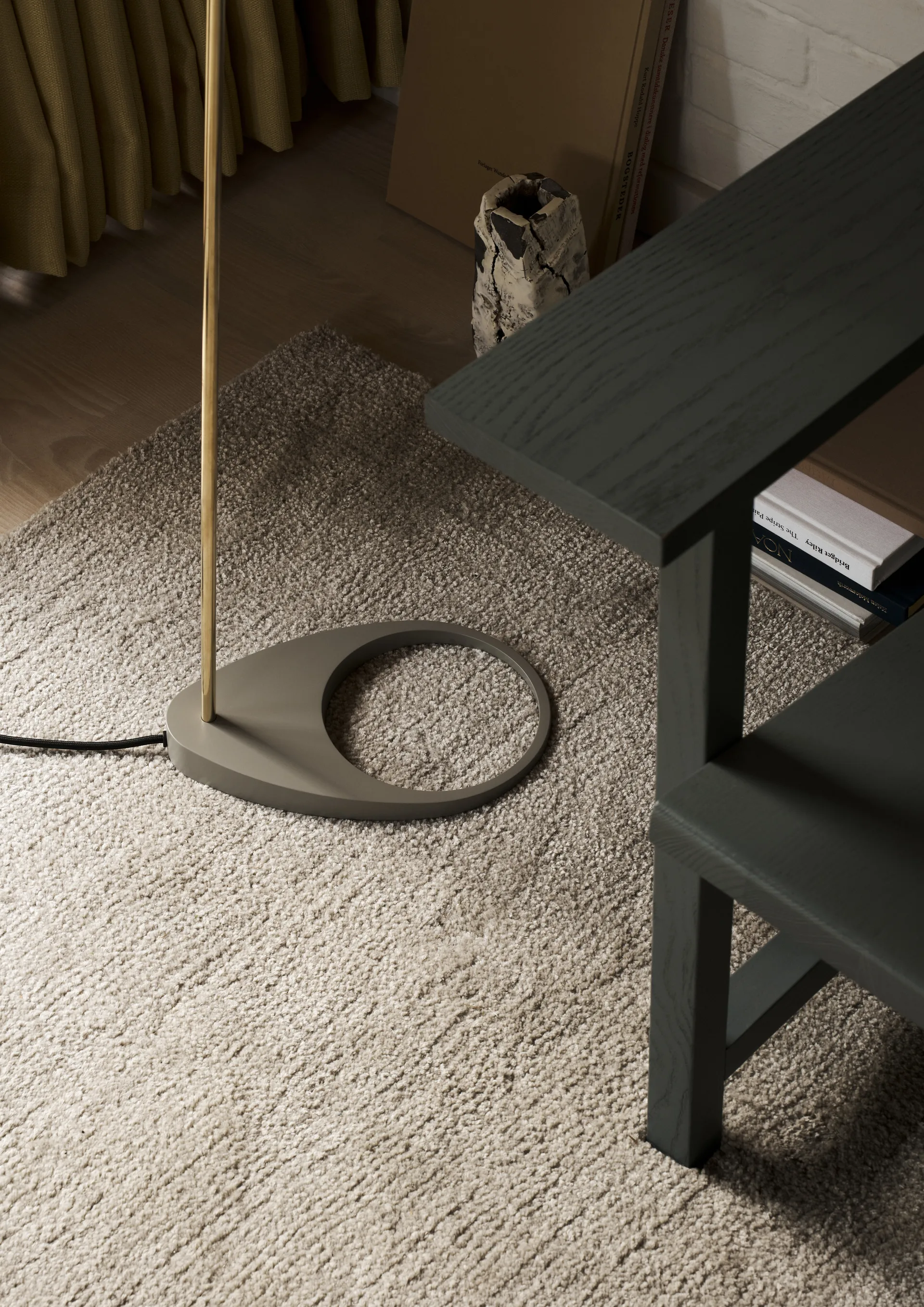 Lampe sur pied AJ, Brass-warm grey Louis Poulsen