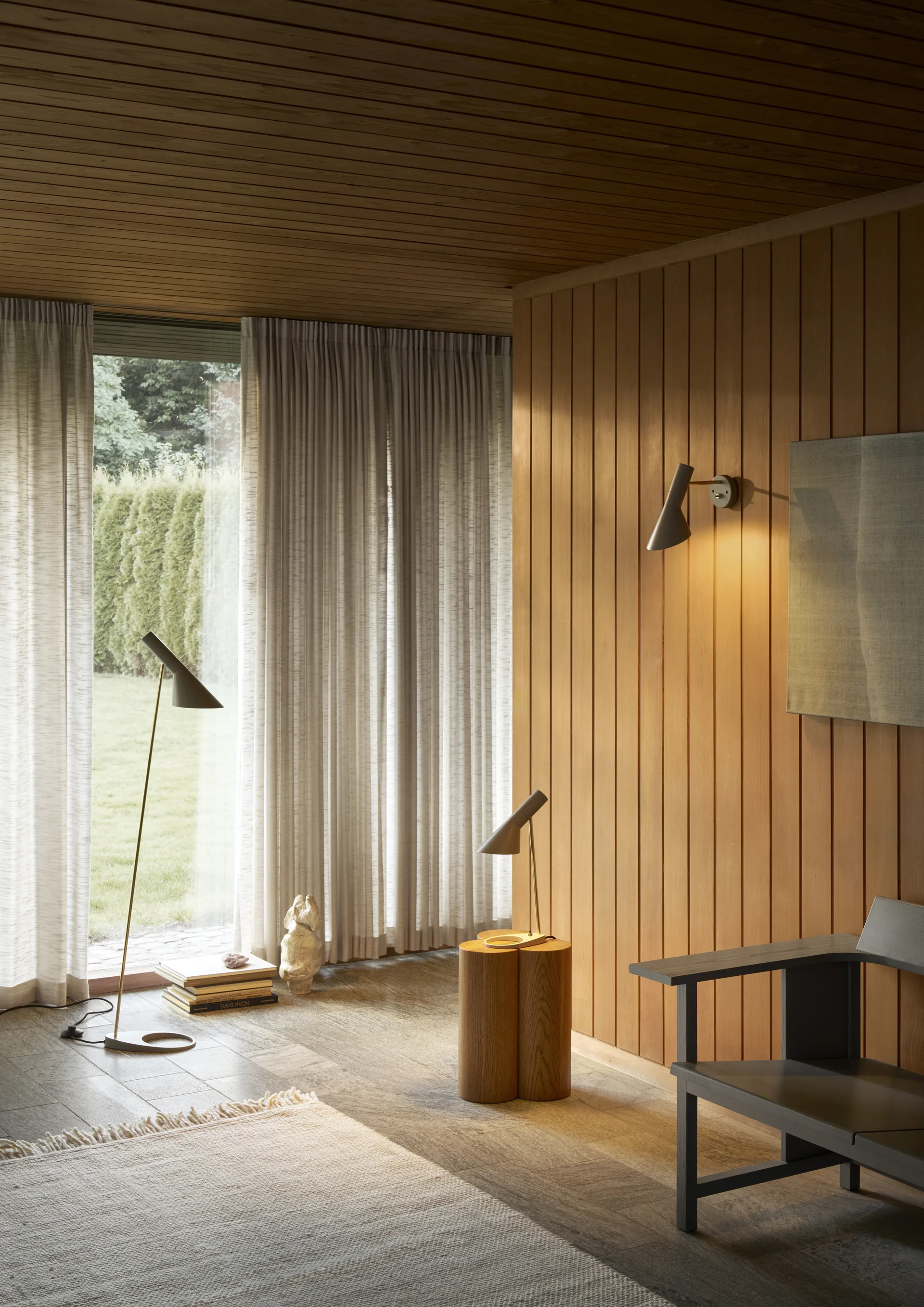 Lampe sur pied AJ, Brass-warm grey Louis Poulsen