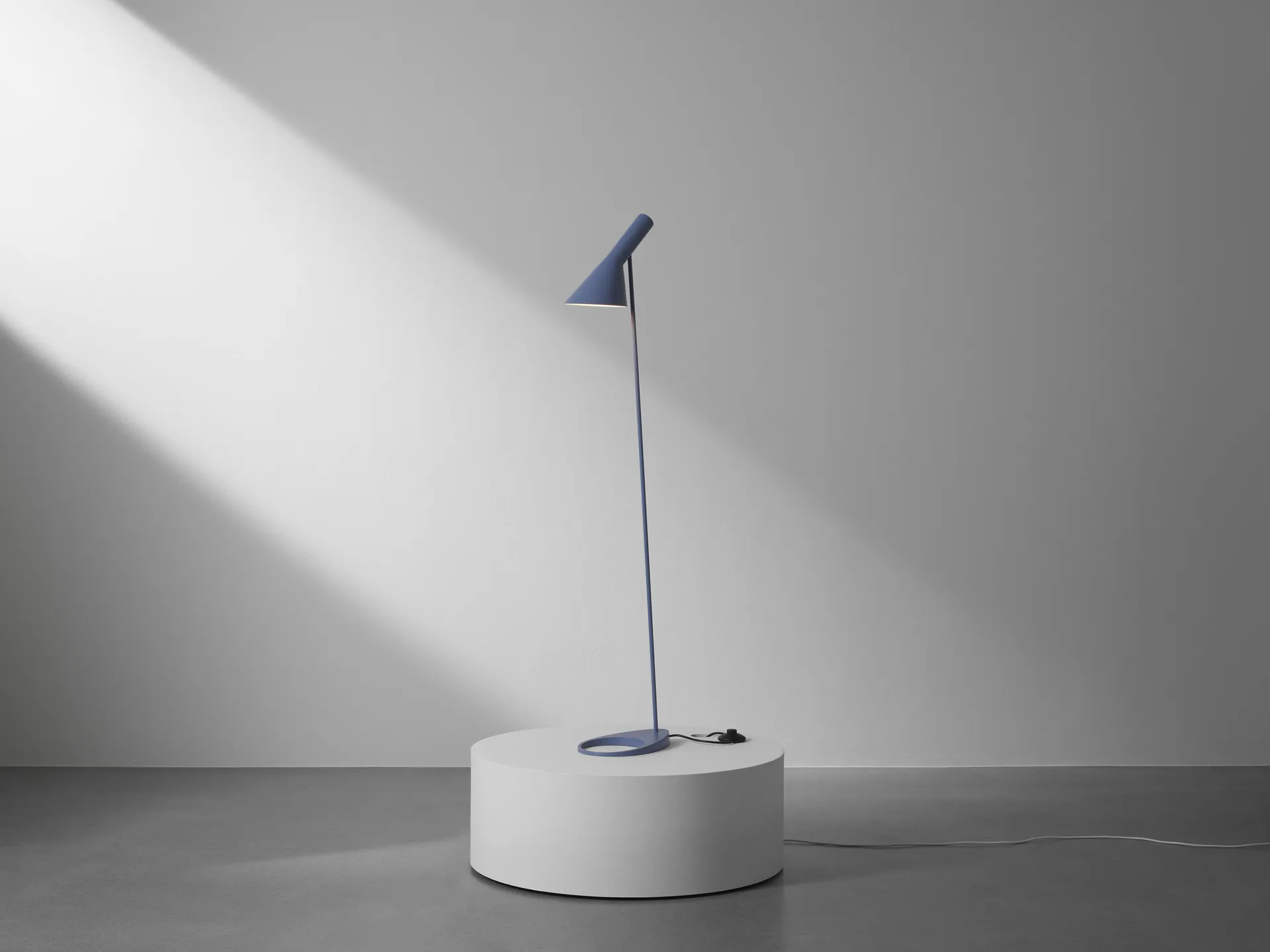 Lampe sur pied AJ, Dusty blue Louis Poulsen