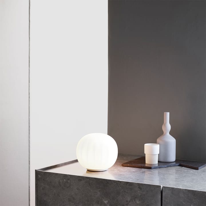 Lampe de table Lita - ø18 cm, socle blanc - Luceplan