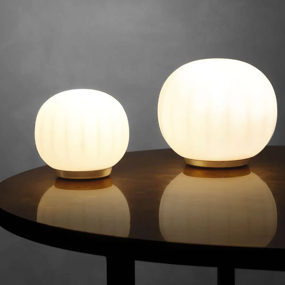 Lampe de table Lita, ø30 cm, socle en laiton Luceplan