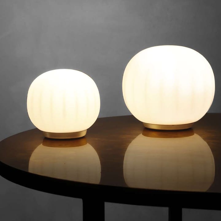 Lampe de table Lita - ø30 cm, socle en laiton - Luceplan