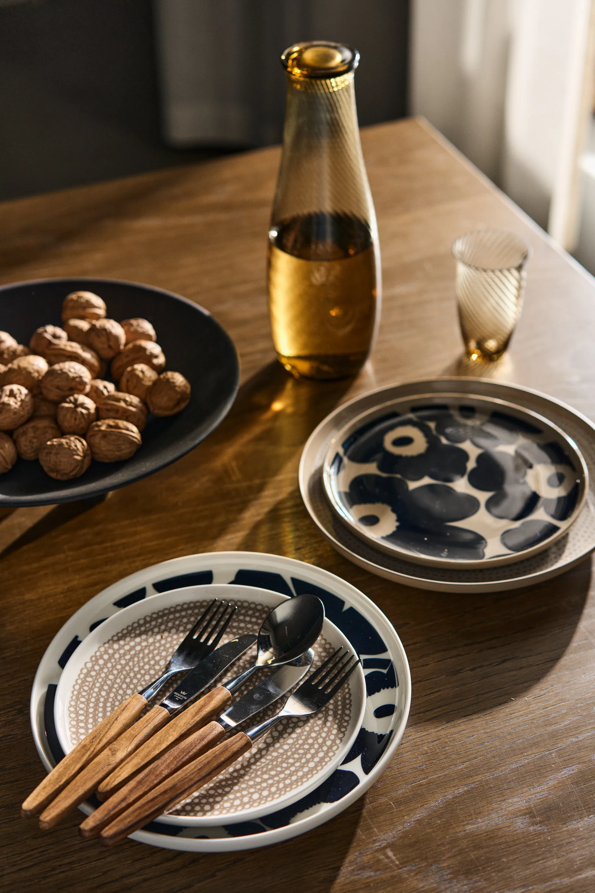 Assiette Unikko Ø25 cm, Blanc-bleu foncé Marimekko