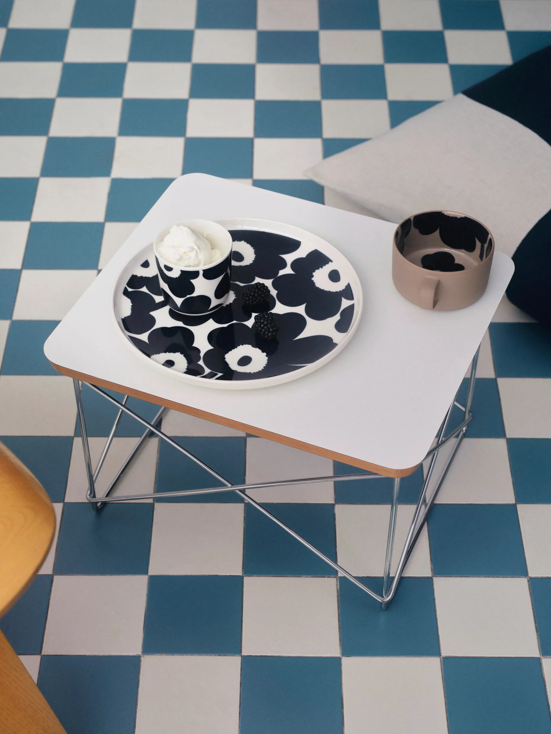 Assiette Unikko Ø25 cm, Blanc-bleu foncé Marimekko