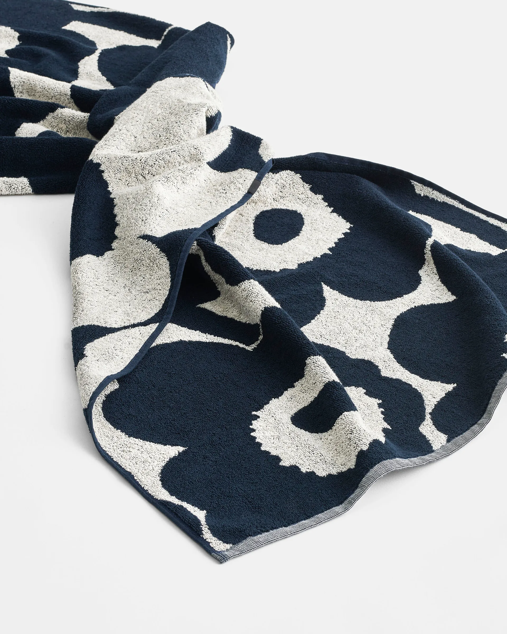 Serviette Unikko Blanc nature-bleu foncé, 70x150 cm Marimekko