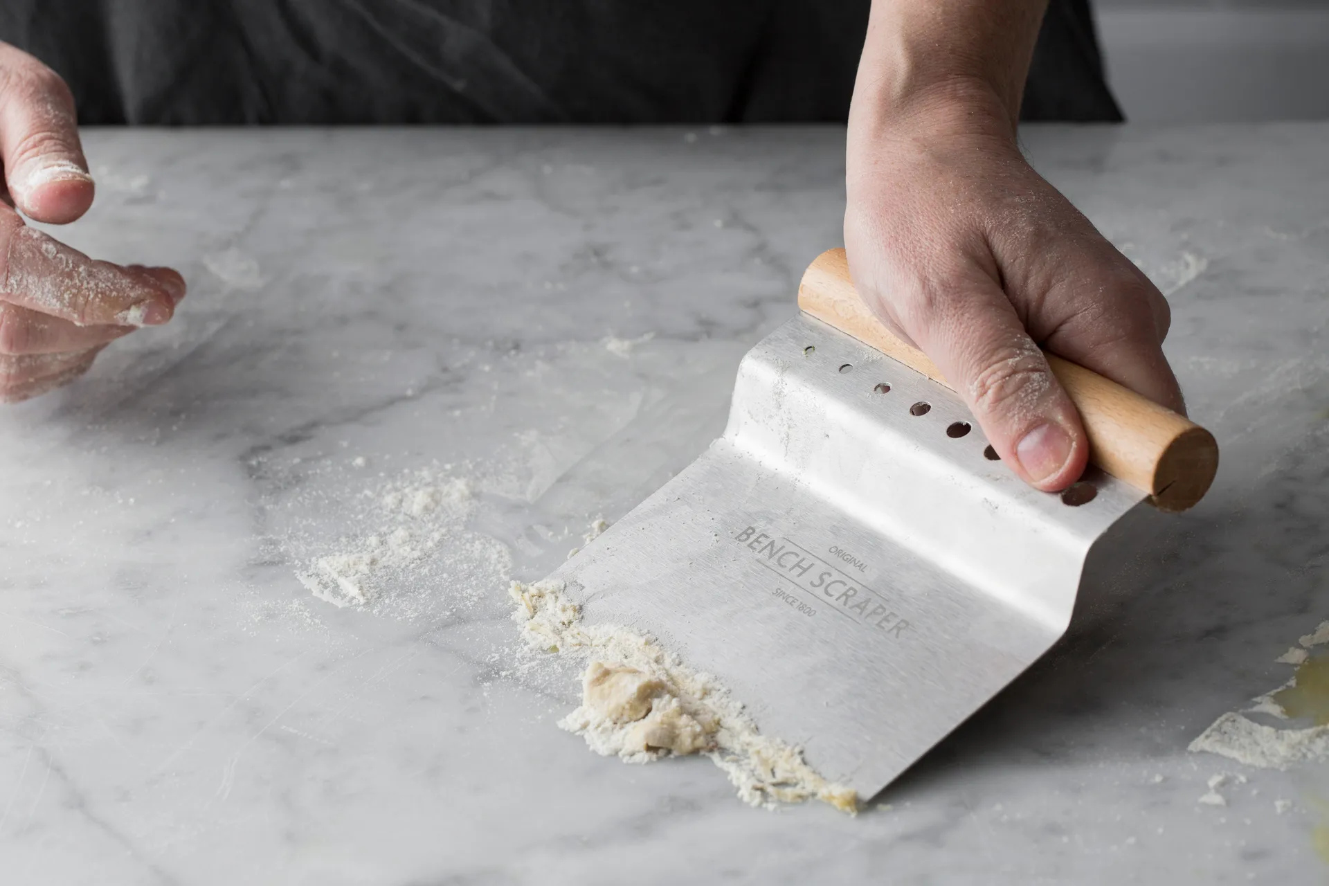 Grattoir de plan de travail innovant 15 cm, Gris crème Mason Cash