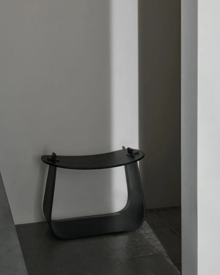 Chaise Harry, Chêne teinté noir Massproductions