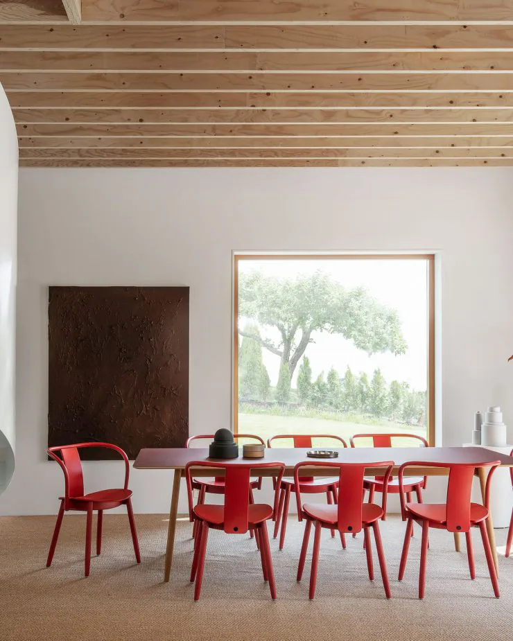 Chaise Icha, Hêtre verni rouge Massproductions