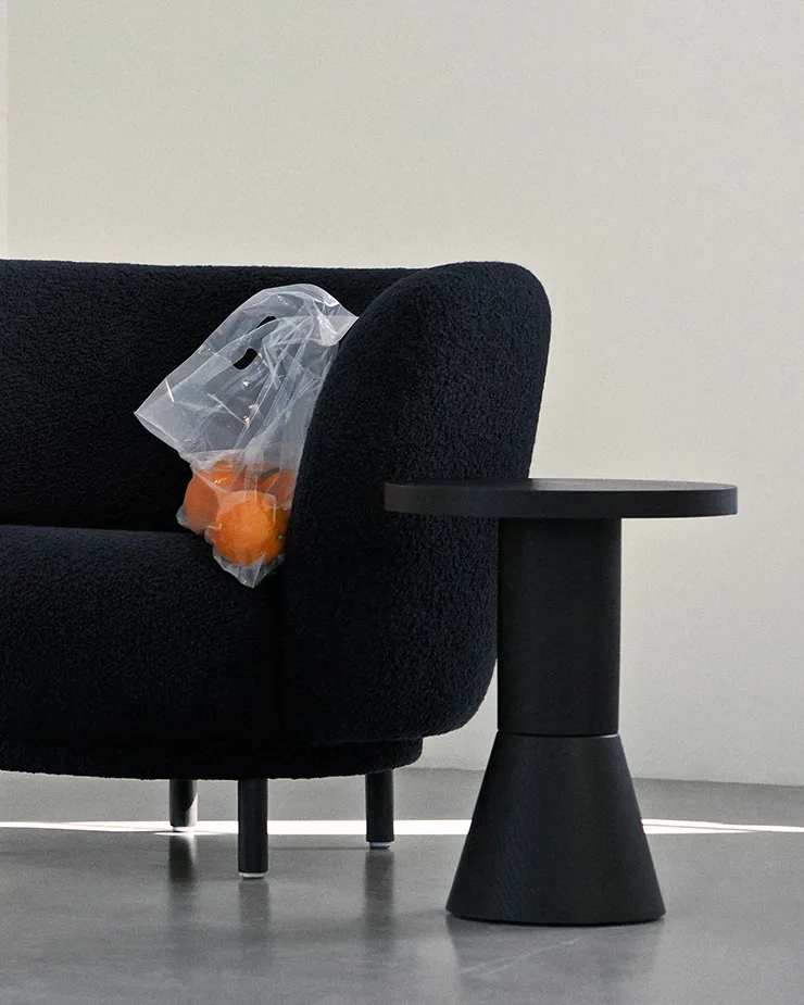 Table Draft Ø40 cm, Frêne teinté noir Massproductions