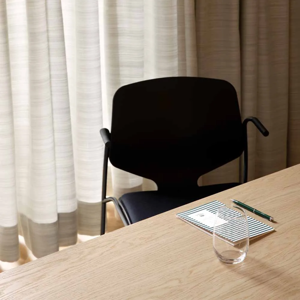 Chaise à accoudoirs Nova Sea, black, structure en acier noir Mater