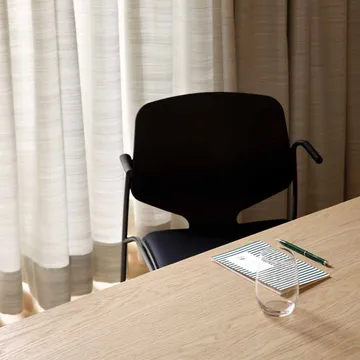 Chaise à accoudoirs Nova Sea - black, structure en acier noir - Mater