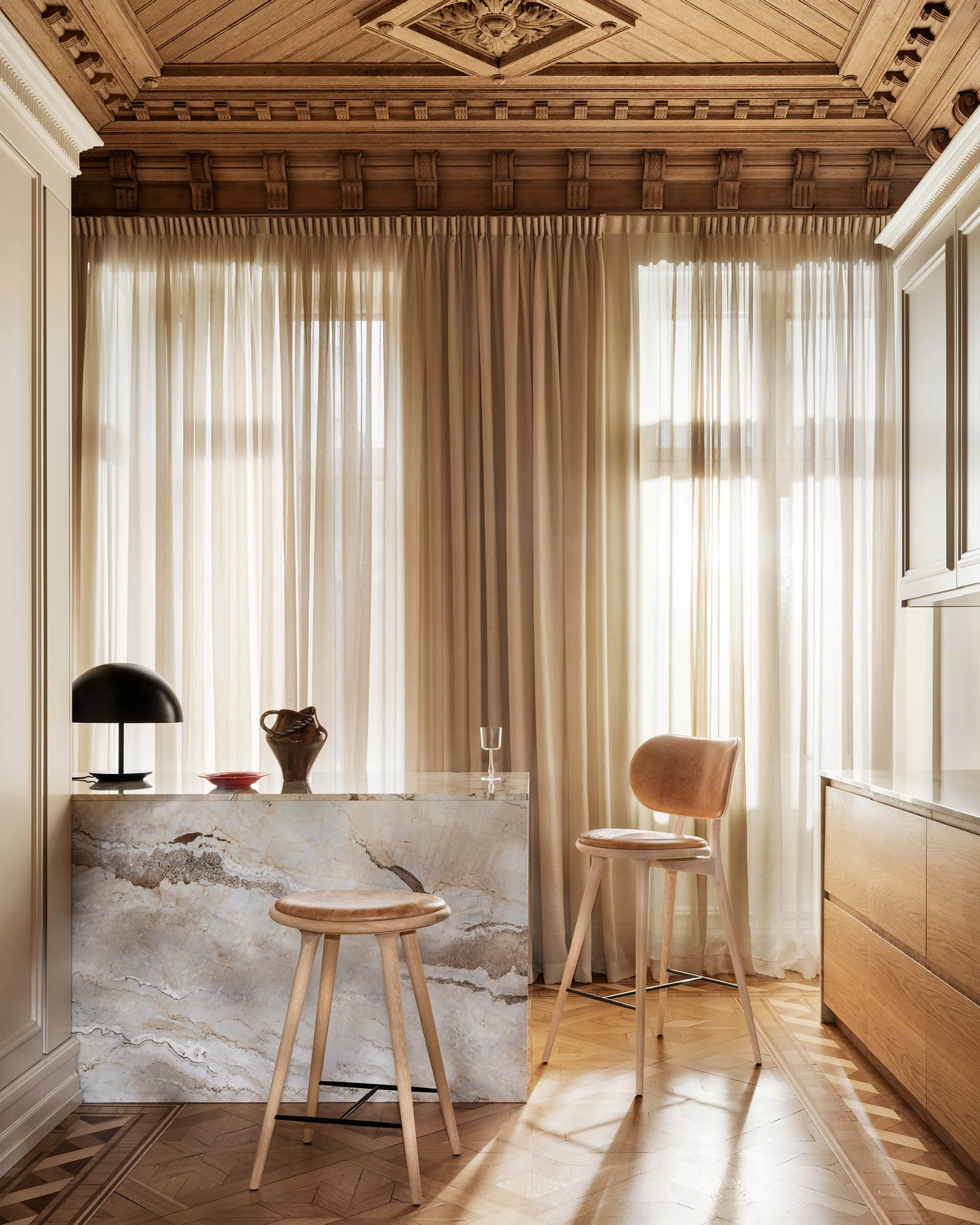 Chaise de bar basse Mater High Stool Backrest, cuir naturel, support en chêne laqué mat Mater