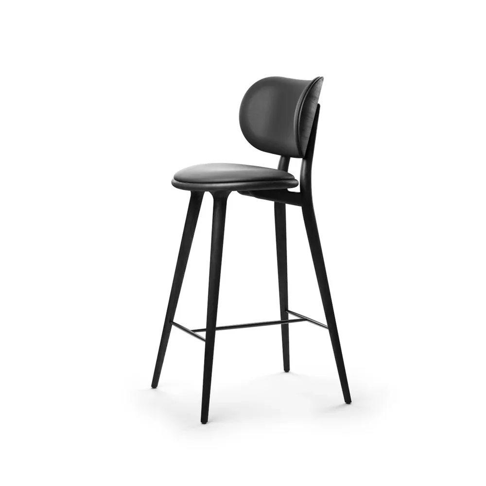 Chaise de bar basse Mater High Stool Backrest, cuir noir, support en hêtre lasuré noir Mater