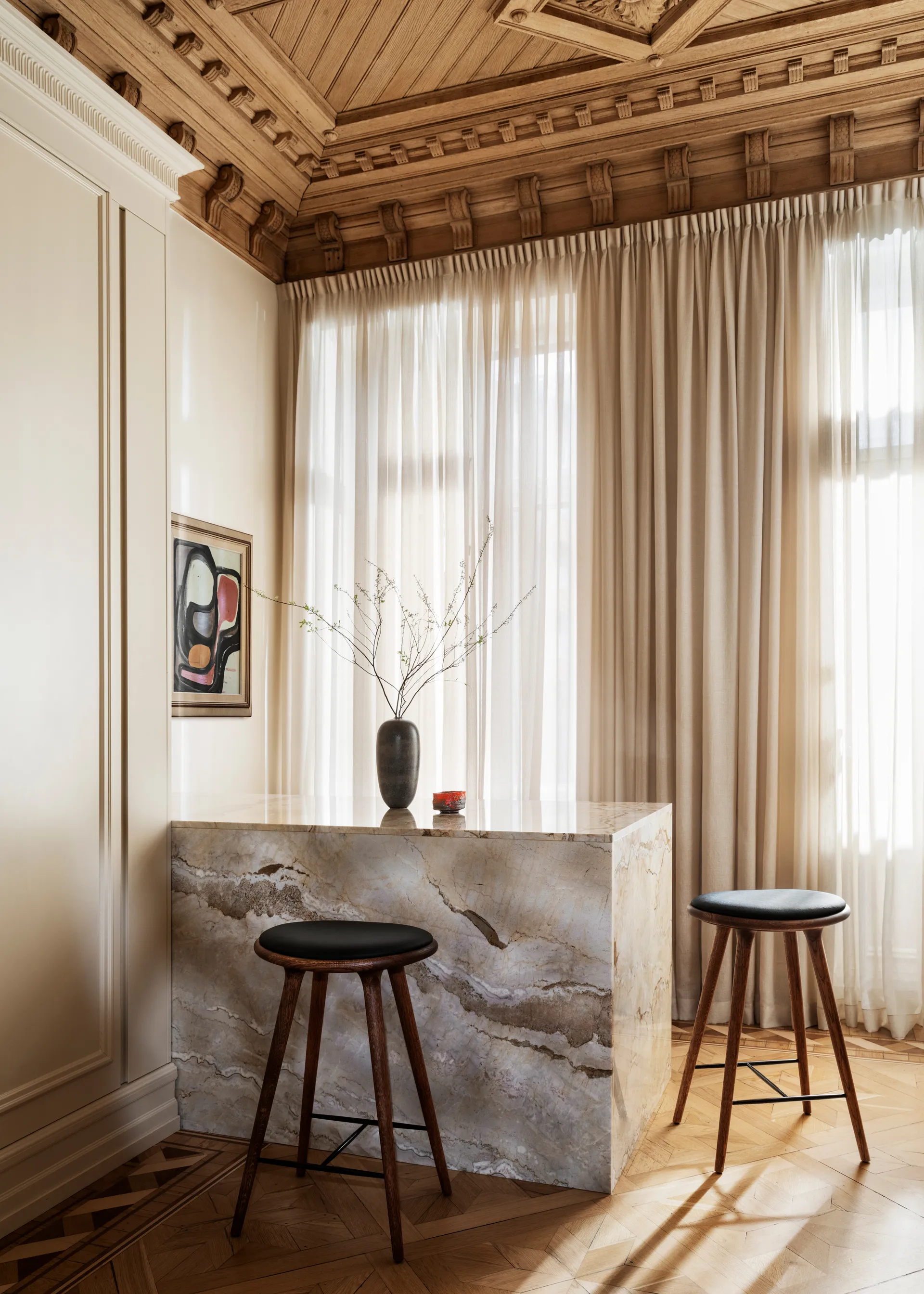 High stool tabouret de bar bas Mater 69 cm, cuir noir, support en chêne laqué brun Mater