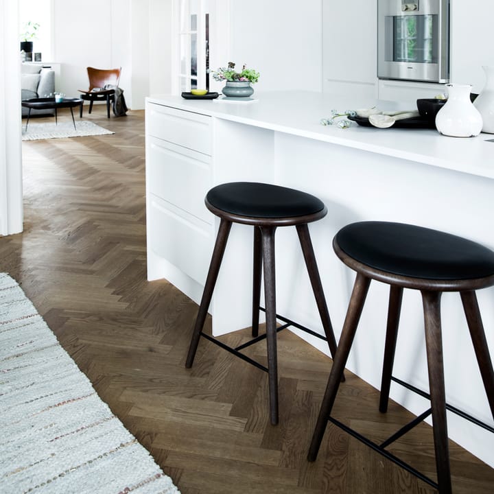 High stool tabouret de bar haut Mater 74 cm - cuir noir, support en chêne laqué foncé - Mater