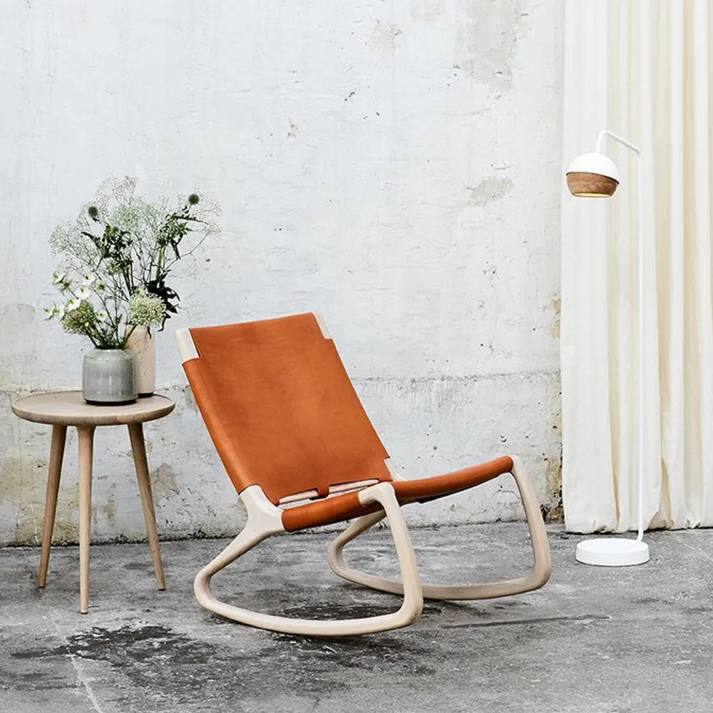 Lampadaire Ray, blanc, détail en chêne sur l'écran Mater