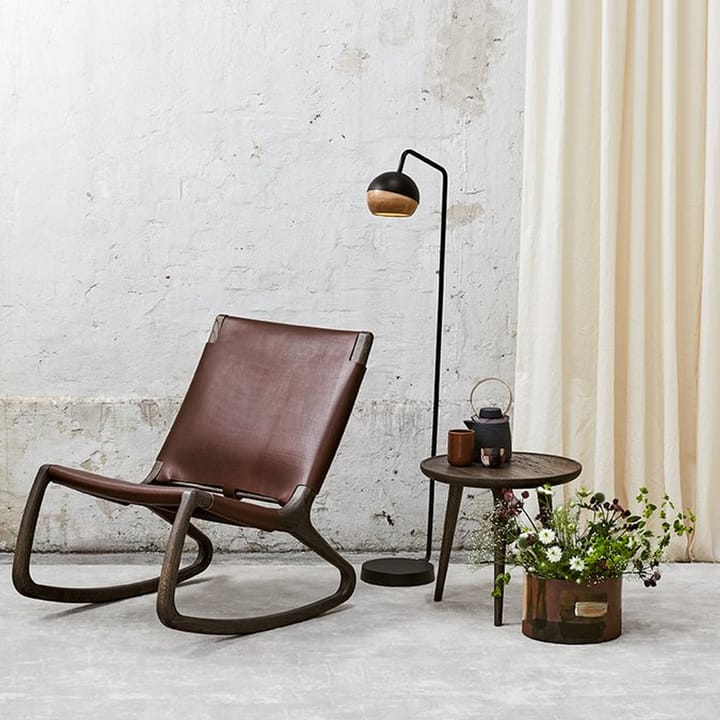 Lampadaire Ray, noir, détail en chêne sur l'écran Mater
