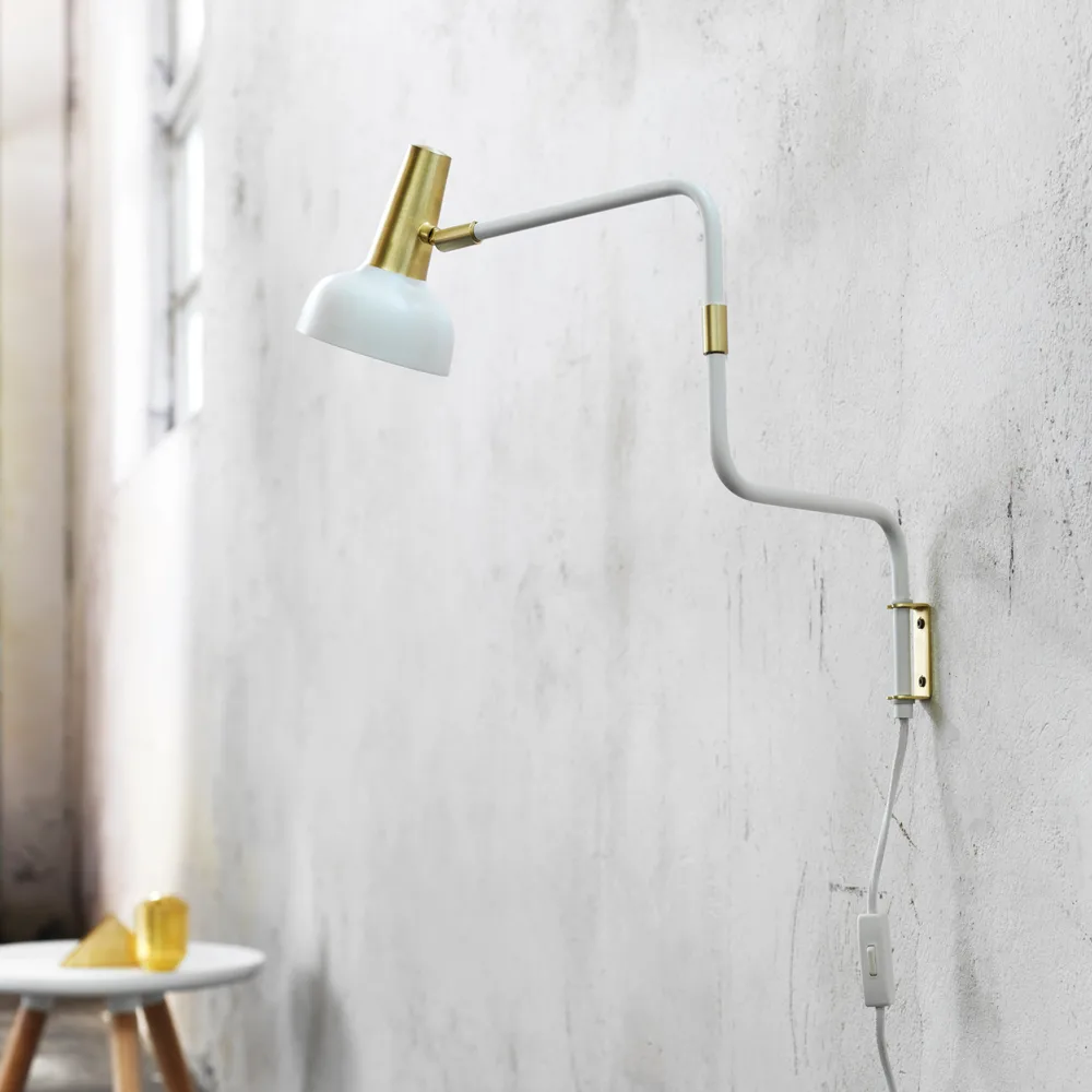 Lampe de table Ray, blanc, détail en chêne sur l'écran Mater