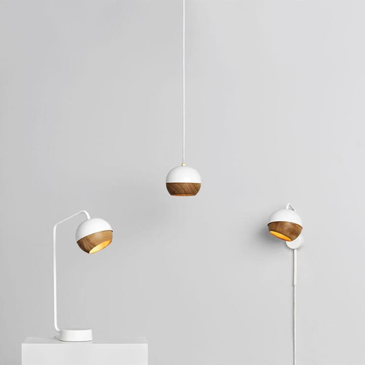 Lampe murale Ray, noir, détail en chêne sur l'écran Mater