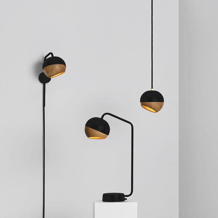 Lampe murale Ray, noir, détail en chêne sur l'écran Mater