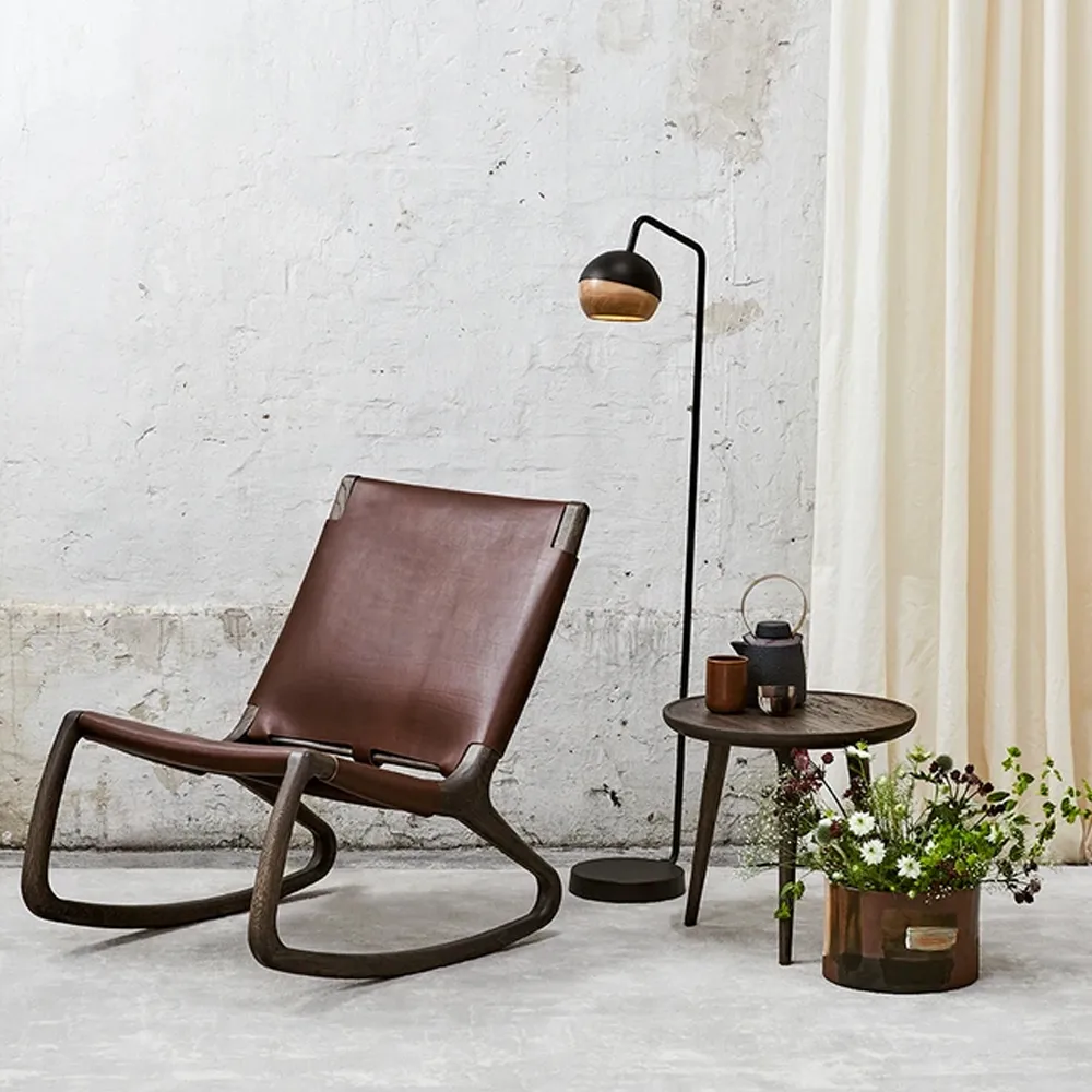 Rocking chair Rocjer, cuir whisky, support laqué mat Mater