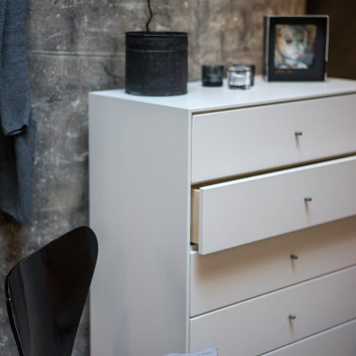 Commode Volt 5 tiroirs laquée blanche, Détails en acier inoxydable Mavis