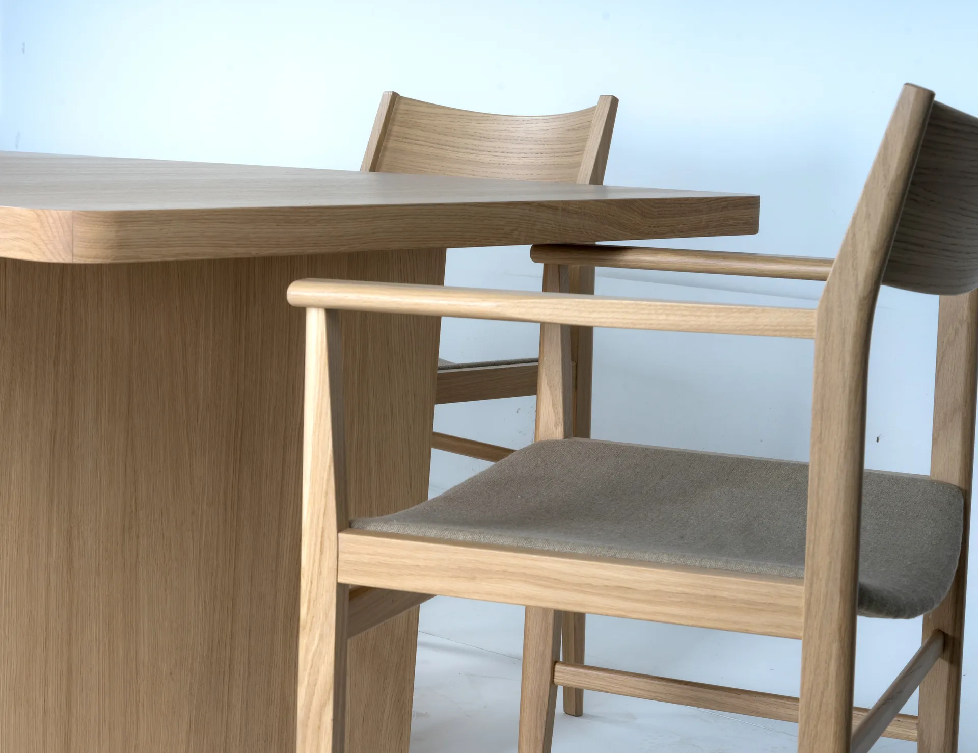 Fauteuil Siza, Chêne blanchi pigmenté – assise en lin Mavis