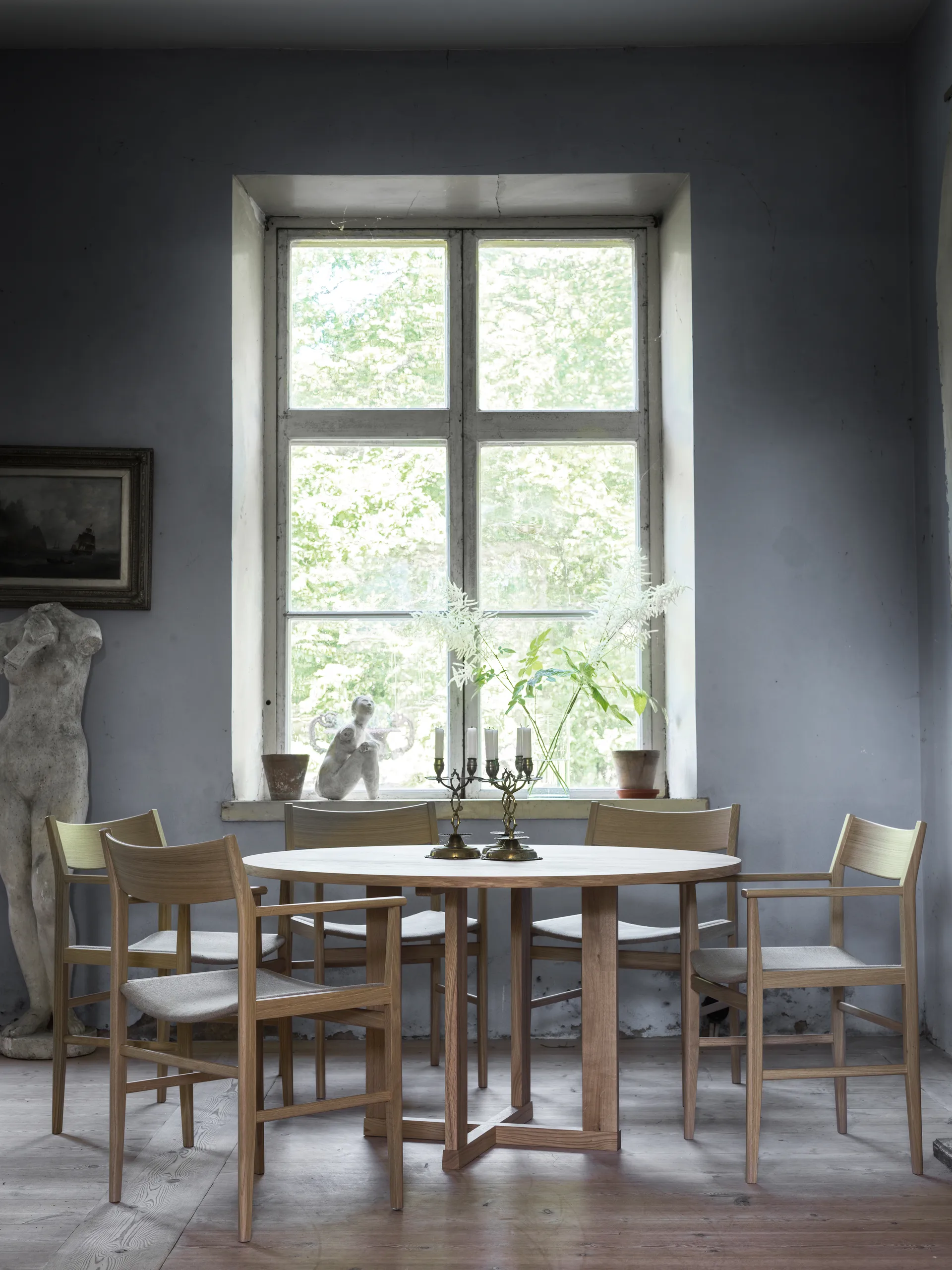 Fauteuil Siza, Chêne blanchi pigmenté – assise en lin Mavis