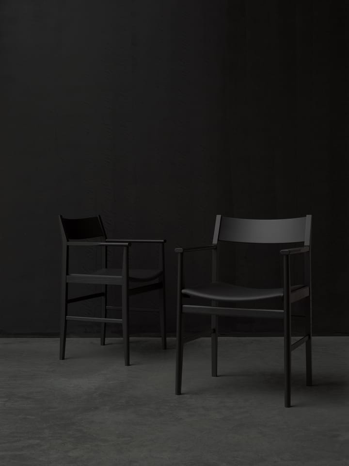 Fauteuil Siza, Frêne noirci – assise en cuir Mavis