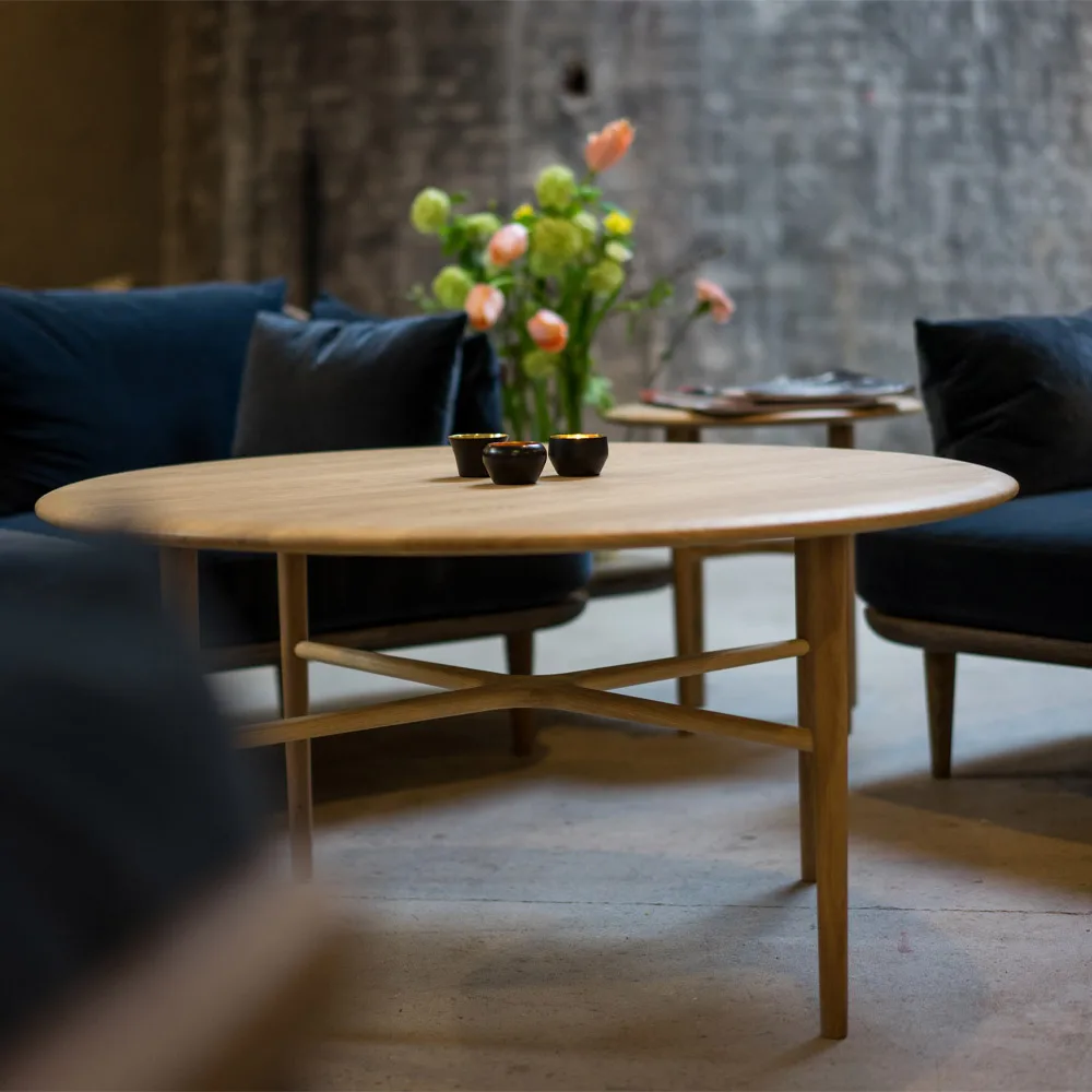 Table basse Crest ronde, Chêne blanchi pigmenté, vernis clair Mavis