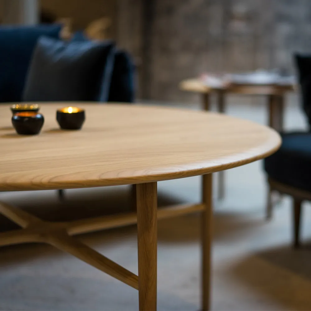 Table basse Crest ronde, Chêne blanchi pigmenté, vernis clair Mavis