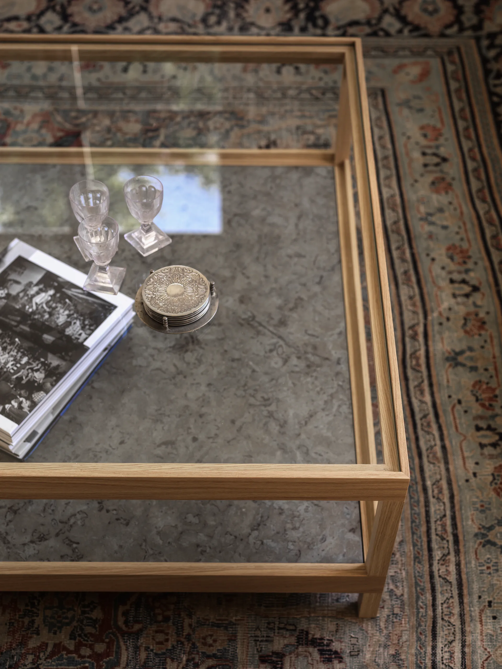 Table basse Ima 90x90 cm, Chêne blanchi pigmenté mat laqué – plateau en calcaire Mavis