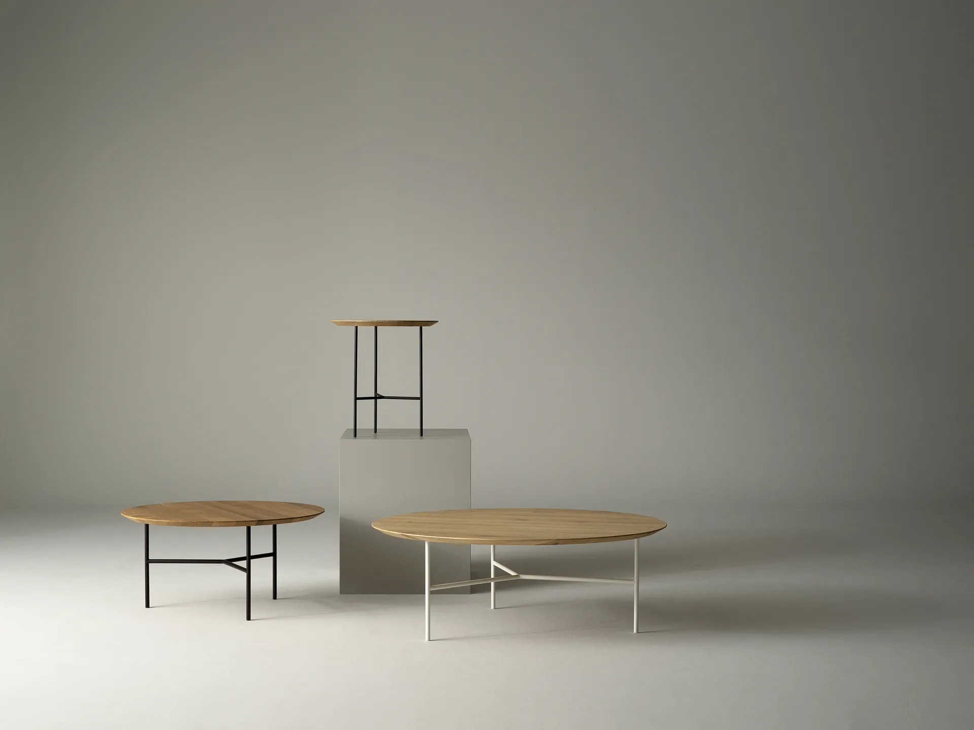 Table basse Tribeca, Chêne ciré rustique, pieds chromés satinés, Ø110 cm Mavis