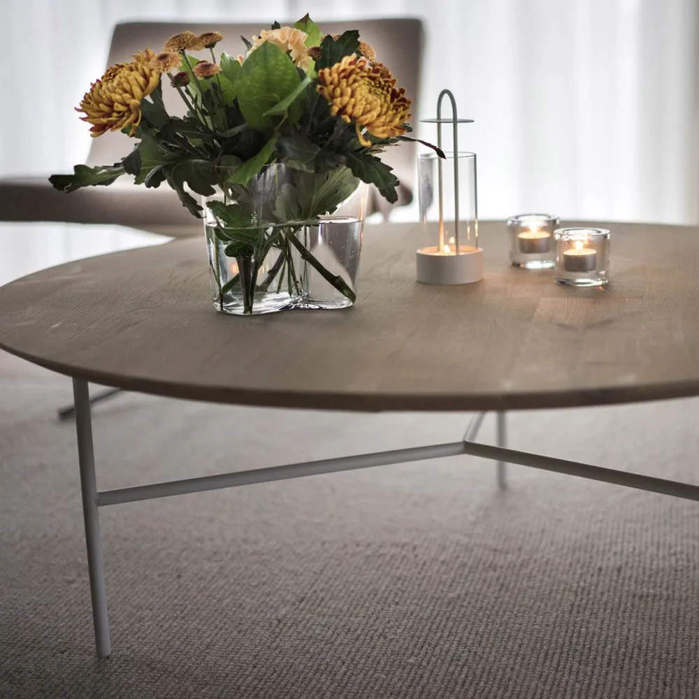 Table basse Tribeca, Chêne huilé rustique, pieds blancs, Ø110 cm Mavis