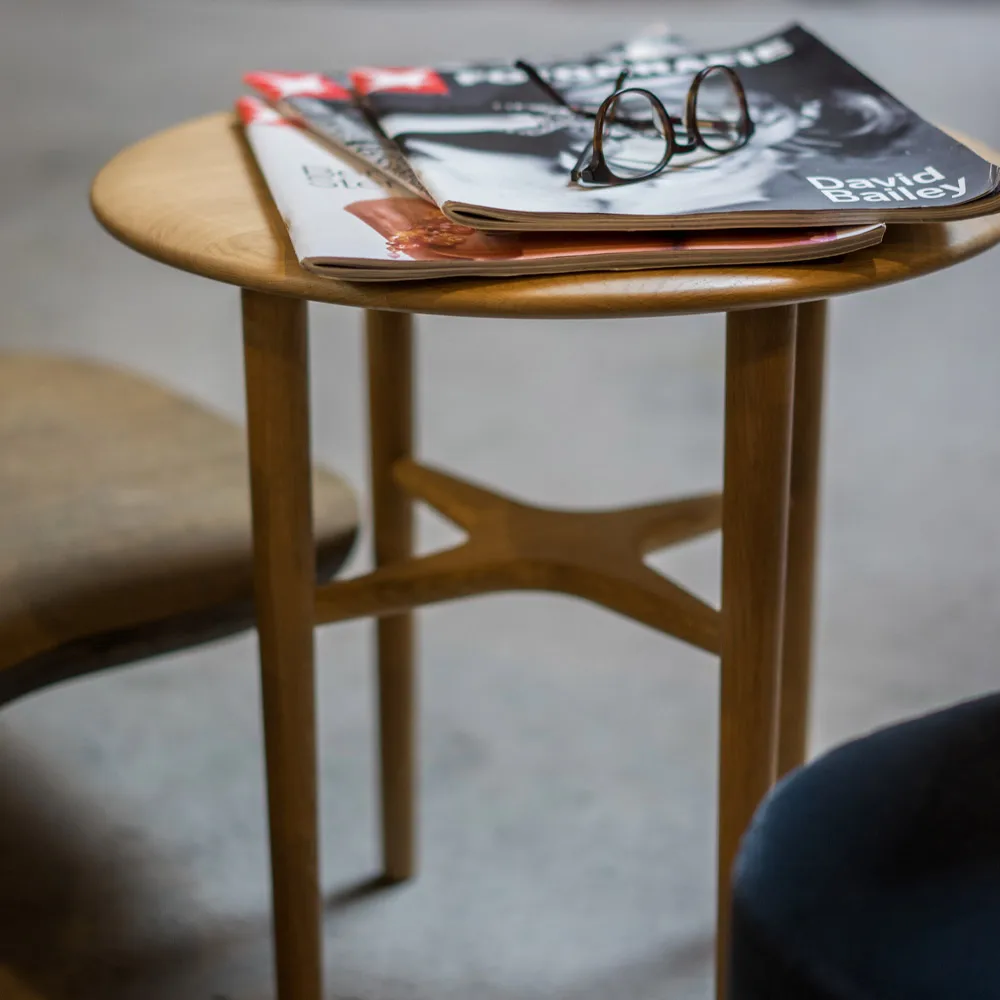 Table d’appoint Crest, Chêne blanchi pigmenté, vernis clair Mavis