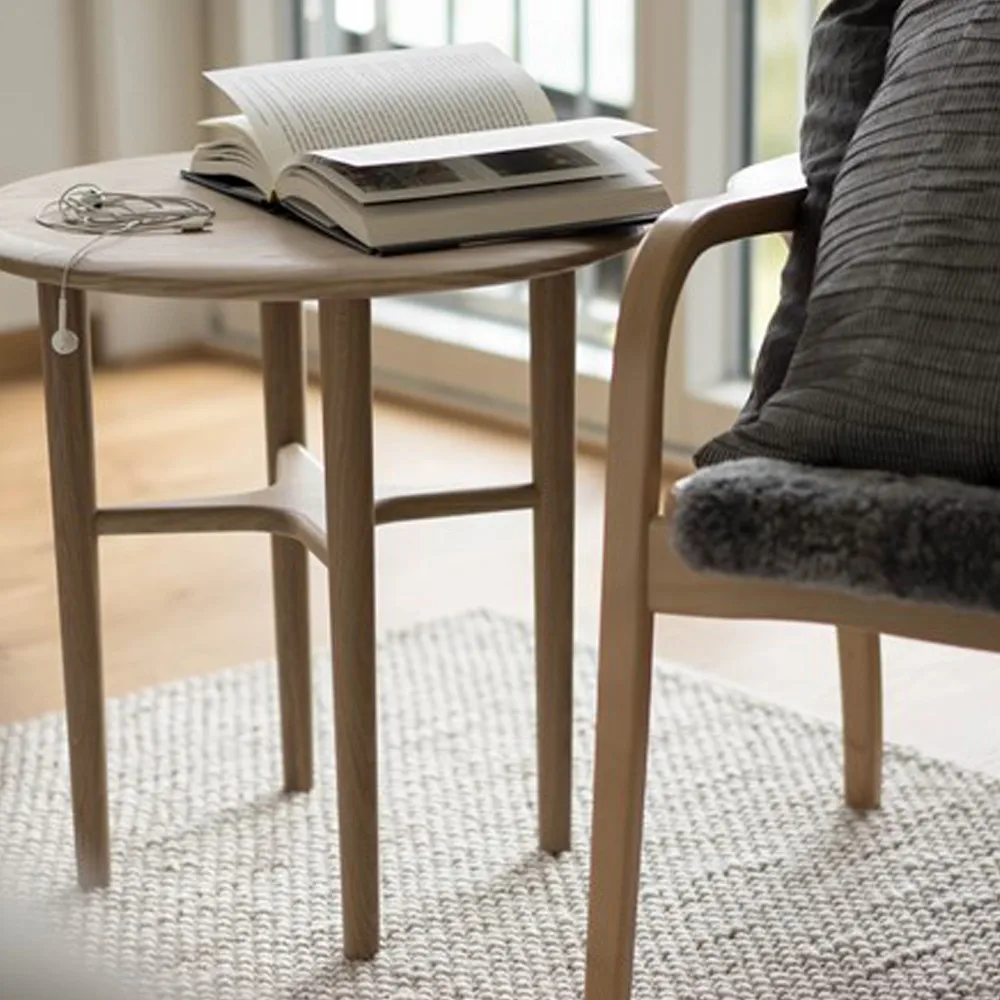 Table d’appoint Crest, Chêne blanchi pigmenté, vernis clair Mavis