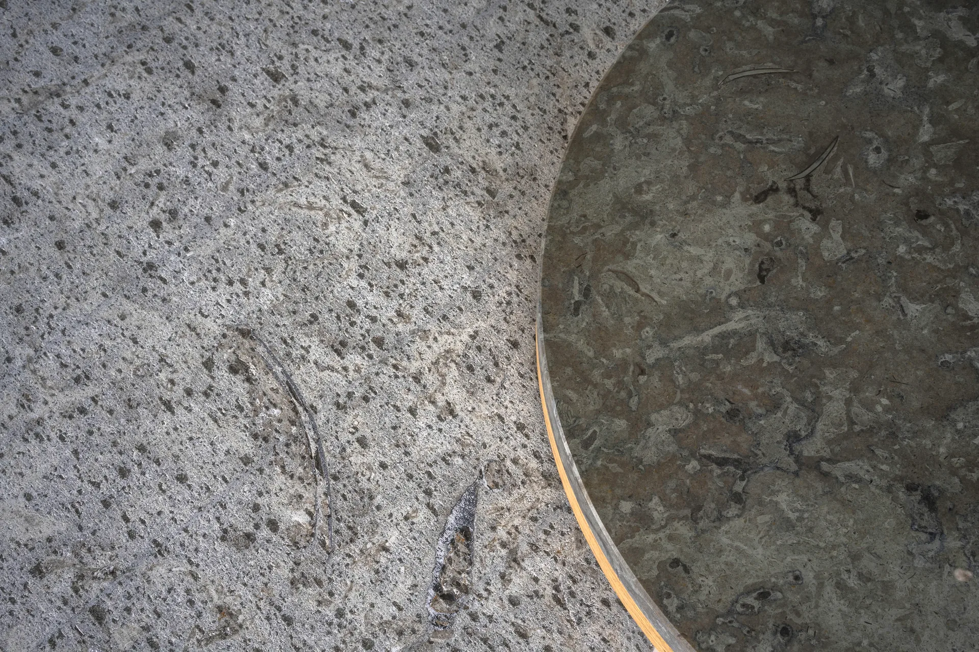 Table d’appoint Dondo chêne blanchi Ø45 cm, Calcaire poli Mavis