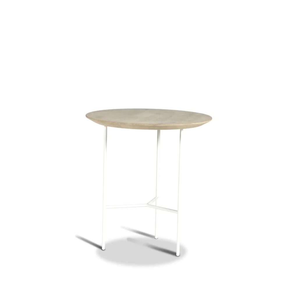 Table d’appoint Tribeca, Chêne ciré rustique, pieds blancs, Ø47 cm Mavis