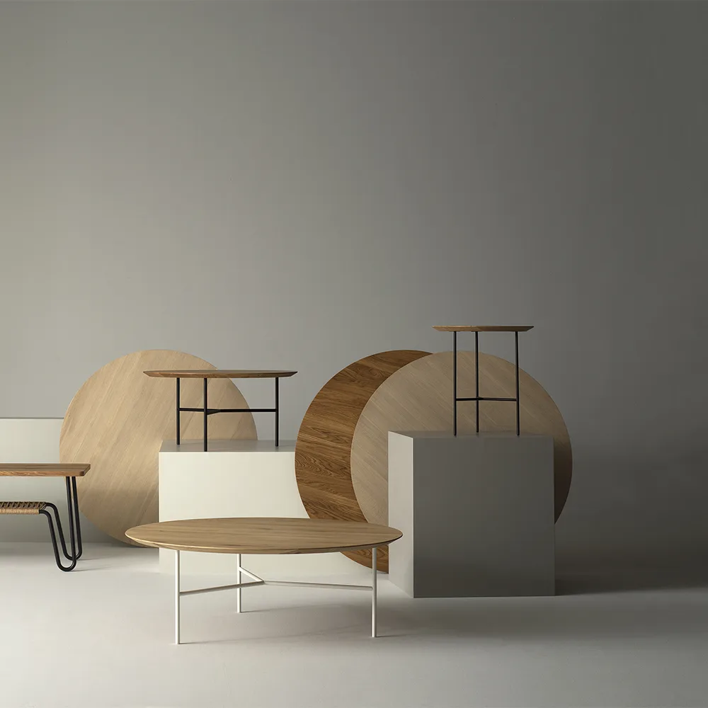 Table d’appoint Tribeca, Chêne huilé rustique, pieds blancs, Ø47 cm Mavis