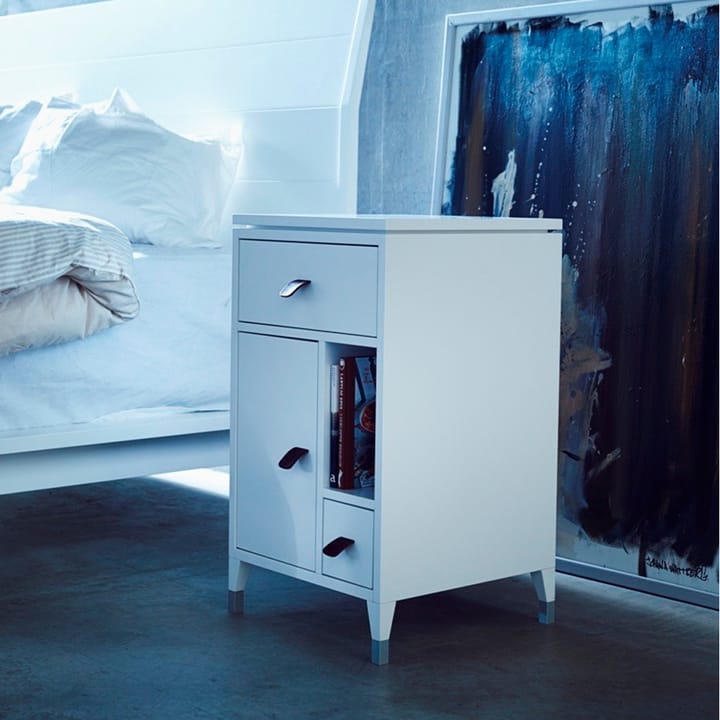 Table de chevet Abisko pieds bas, Blanc, poignées en cuir de renne brun Mavis