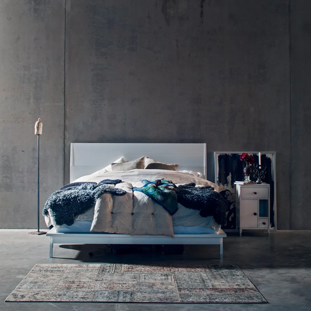 Table de chevet Abisko pieds bas, Blanc, poignées en cuir de renne brun Mavis