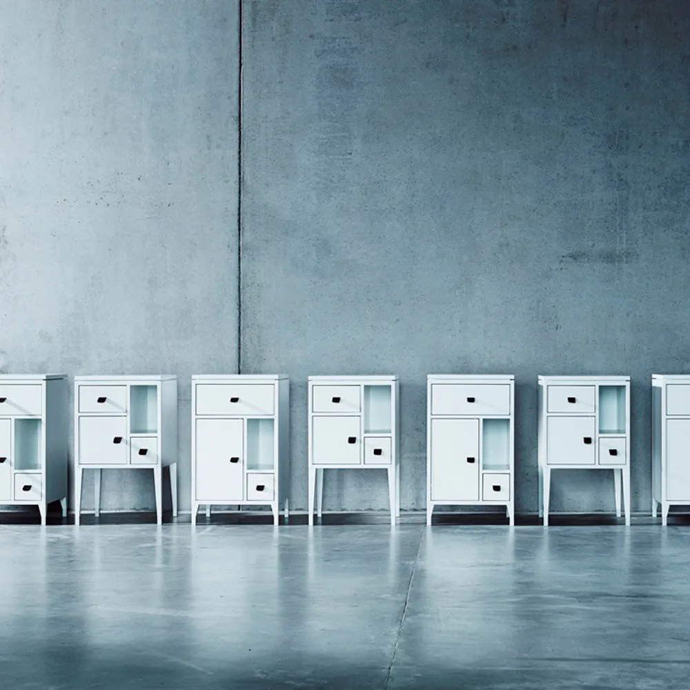 Table de chevet Abisko pieds hauts, Blanc, plateau en béton, poignées en cuir de renne brun Mavis