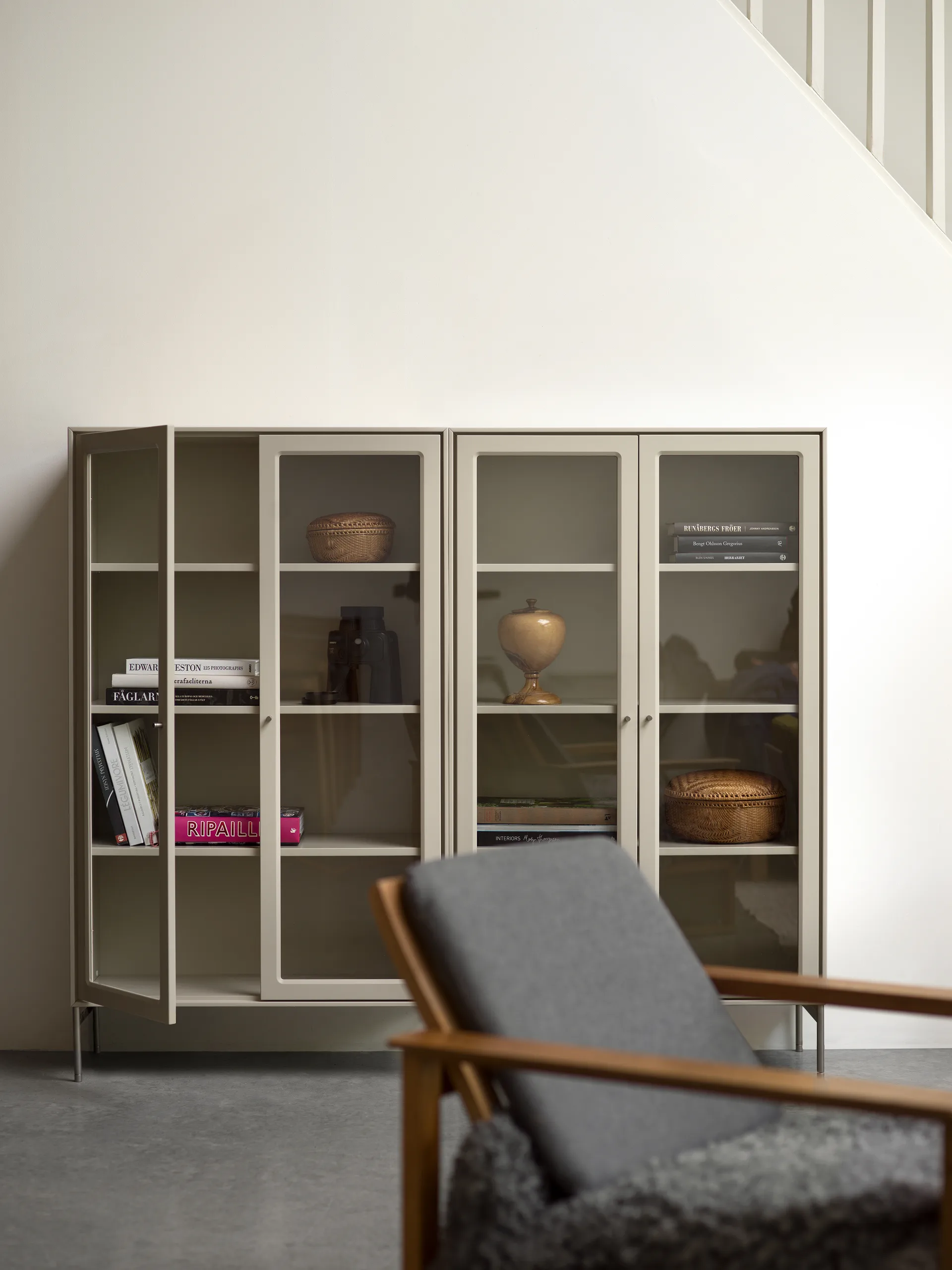 Vitrine Volt 130 cm beige, Détails en acier inoxydable Mavis