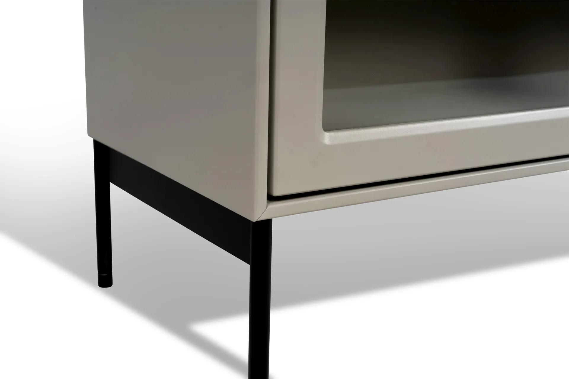 Vitrine Volt 130 cm beige, Détails en noir Mavis