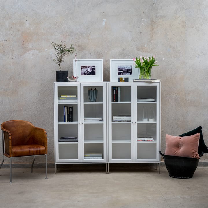 Vitrine Volt 130 cm laquée blanche, Détails en acier inoxydable Mavis