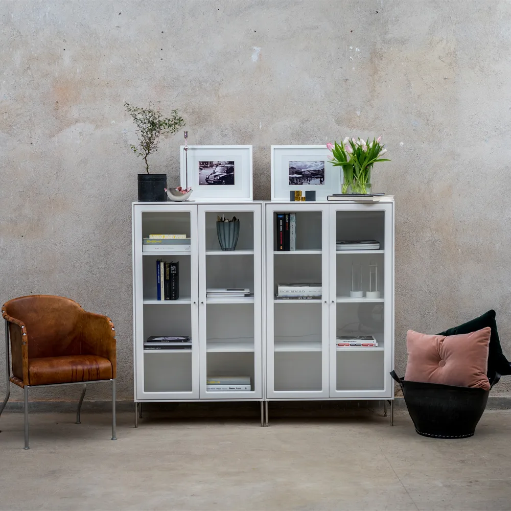 Vitrine Volt 190 cm laquée blanche, Détails en acier inoxydable Mavis