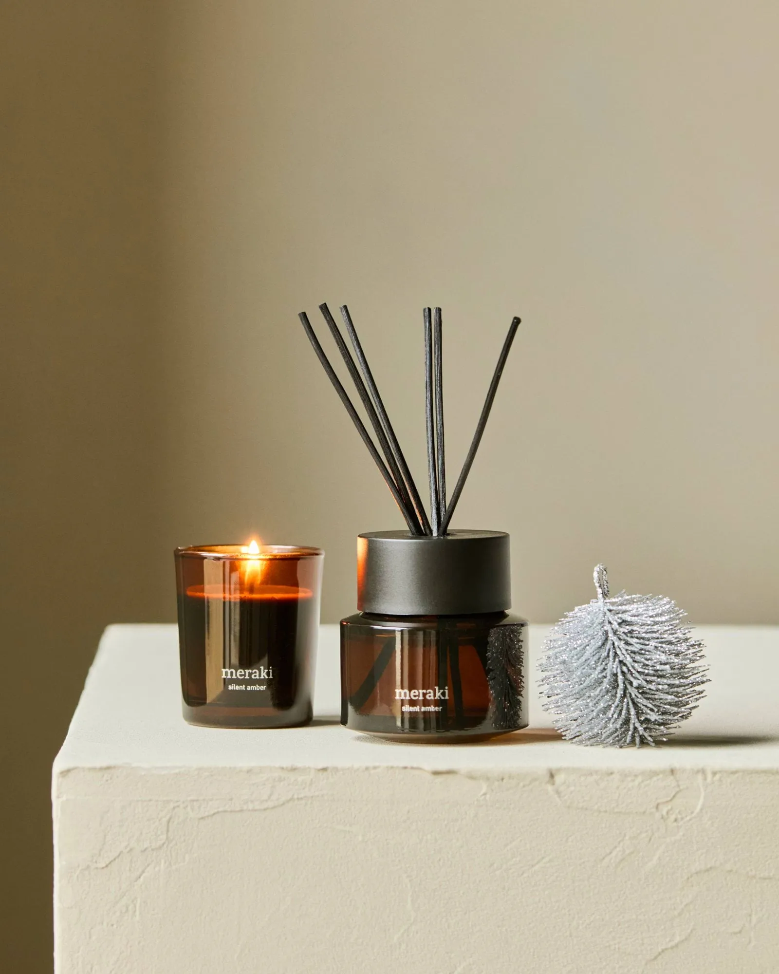 Coffret cadeau Meraki bâtonnets parfumés et bougie parfumée, Silent amber Meraki
